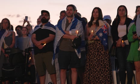 Thousands gather in Sydney to remember lives lost and hostages from 7 October attacks