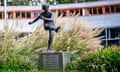 The statue of Johan Neeskens in front of the KNVB Campus.