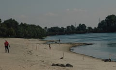 A sandy beach beside the Desna River.